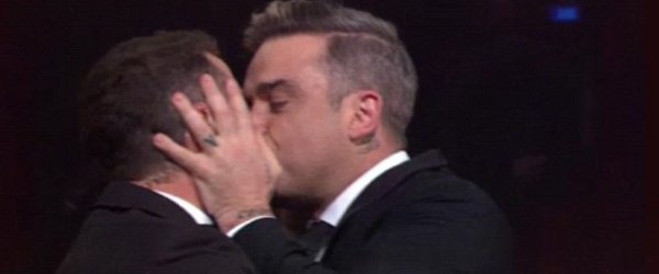 Robbie embrasse Karl Stefanovic