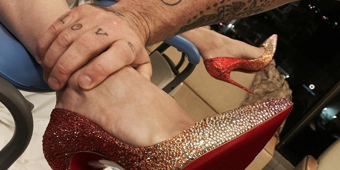 Ayda accouche en portant des Louboutin !