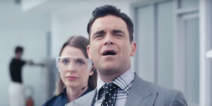 Malgré la tempête, Volkswagen poursuit sa campagne avec Robbie Williams