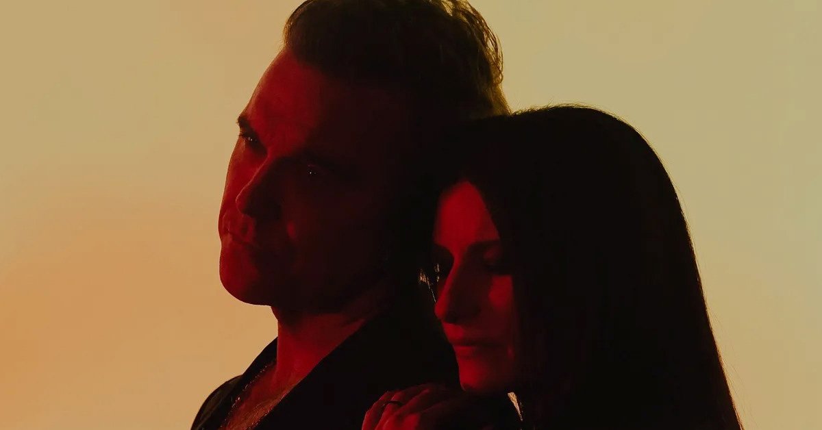 Enorme breaking news qui me donne déjà des frissons : la FIFA Club World Cup va dévoiler ce soir un single inédit : le titre Desire, un duo entre Robbie et Laura Pausini! La chanson est décrite comme étant un véritable hymne!