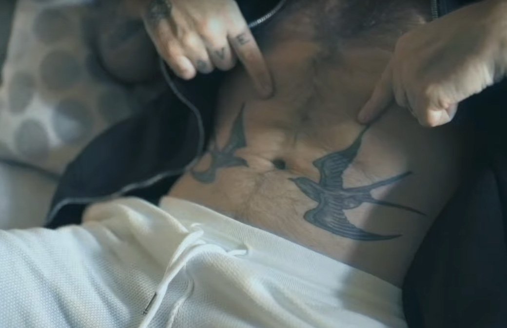 Inédit : Robbie Williams raconte l'histoire de ses tatouages